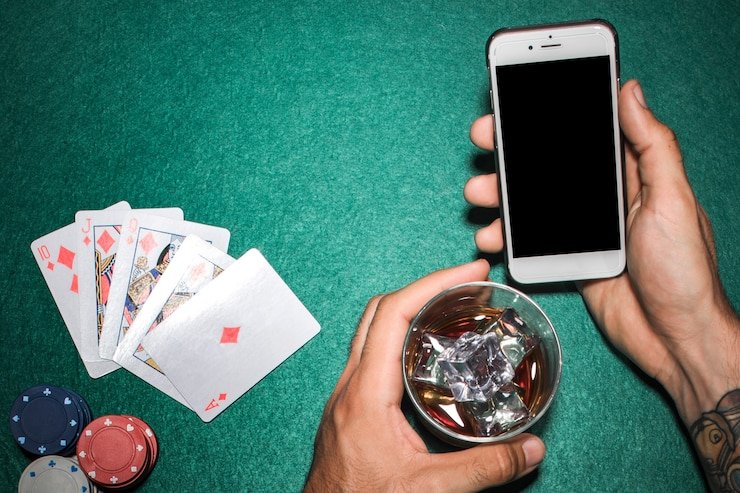 Dealer profesional memandu permainan roulette secara real-time dalam Kasino Langsung