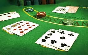 Dealer kasino langsung memandu permainan secara streaming di pompa77